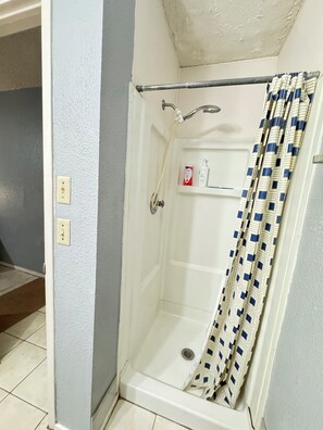 Hair dryer, towels, soap, toilet paper - Serene apartment with AC in vibrant San Antonio downtown (San Antonio)