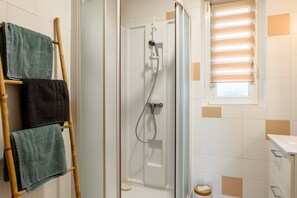 Dusche, kostenlose Toilettenartikel, Haartrockner, Handtücher