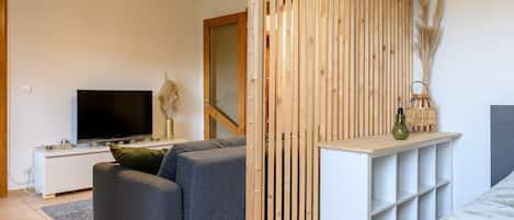 1 bedroom, desk, WiFi, bed sheets