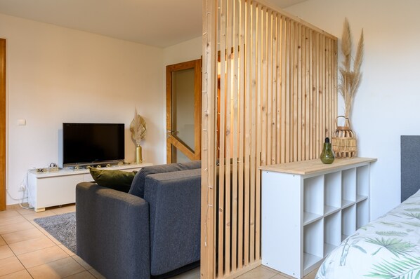 1 bedroom, desk, WiFi, bed sheets