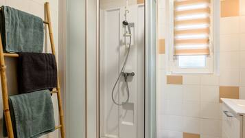 Dusche, Haartrockner, Handtücher