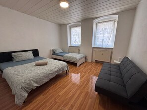 3 habitaciones, tabla de planchar con plancha, wifi y ropa de cama