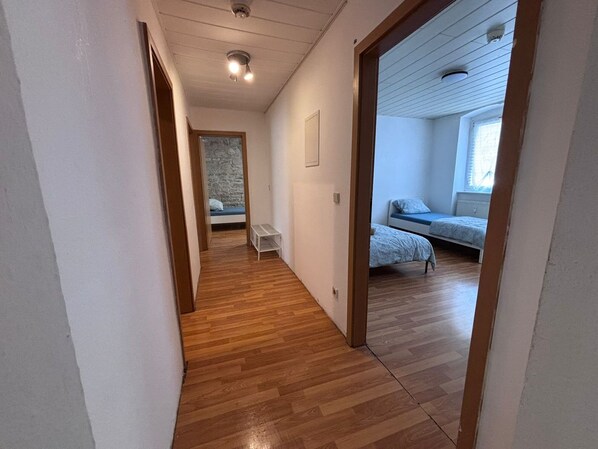 3 habitaciones, tabla de planchar con plancha, wifi y ropa de cama