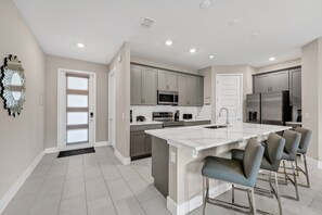 Fridge, oven, stovetop, dishwasher