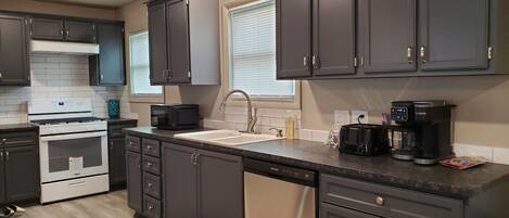 Four Ă micro-ondes, un four, surface de cuisson, lave-vaisselle