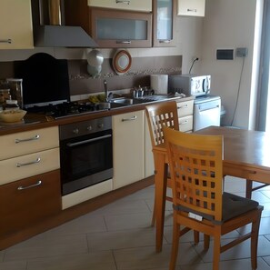 Frigorifero, microonde, forno, piano cottura