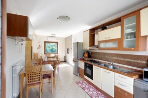 Frigorífico, microondas, horno y placa de cocina