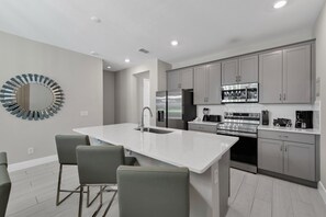 Fridge, oven, stovetop, dishwasher - Spacious Townhouse near Disney with Resort & Waterpark Access - 7785SD (Kissimmee)