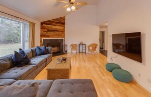 Smart TV, books, printers - Cozy 4 bedroom house for rent in the heart of the Mountains.  Minutes to Cannon. (Franconia)