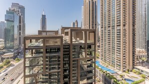 Un immeuble de grande hauteur doté de nombreux balcons et présentant un design architectural moderne.