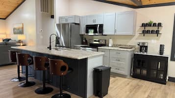 Mikroaaltouuni, uuni, liesi, astianpesukone