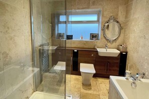 Separate tub and shower, deep soaking tub, hair dryer, towels - 4 Bedroom House, Sleeps 8- Hot Tub, Pets, Parking (Altrincham)