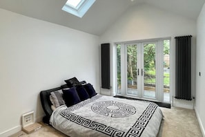 4 bedrooms, iron/ironing board, free WiFi, bed sheets - 4 Bedroom House, Sleeps 8- Hot Tub, Pets, Parking (Altrincham)