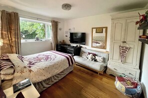 4 bedrooms, iron/ironing board, free WiFi, bed sheets