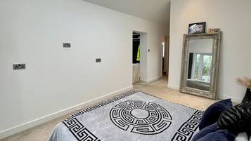 4 bedrooms, iron/ironing board, free WiFi, bed sheets