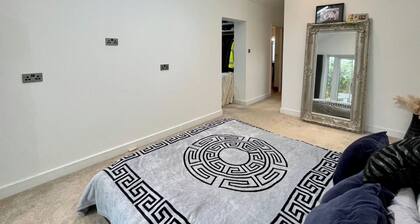 4 Bedroom House, Sleeps 8- Hot Tub, Pets, Parking