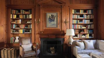 Een televisie en een open haard