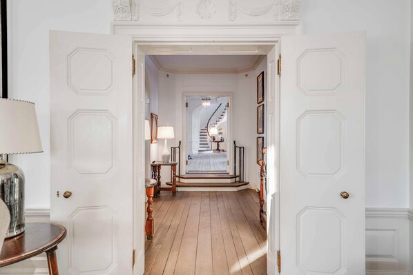 المنشأة من الداخل