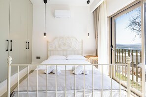 2 bedrooms, iron/ironing board, WiFi