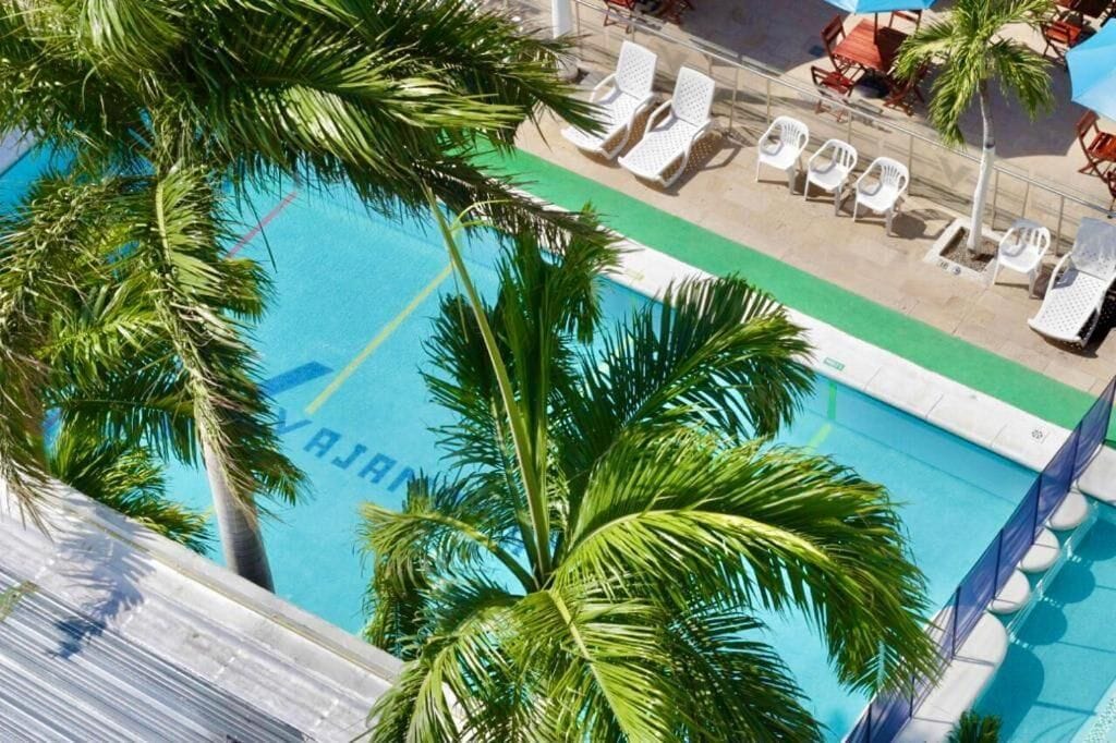 Una piscina al aire libre, sombrillas