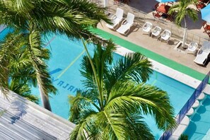 Alberca al aire libre y sombrillas en la alberca