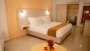 Suite junior, 1 cama King size, vista a la ciudad | Escritorio, espacio para trabajar con laptop y wifi gratis