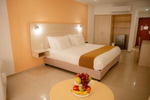 Junior suite, 1 kingsize bed, uitzicht op de stad | Een bureau, een laptopwerkplek, gratis wifi, beddengoed