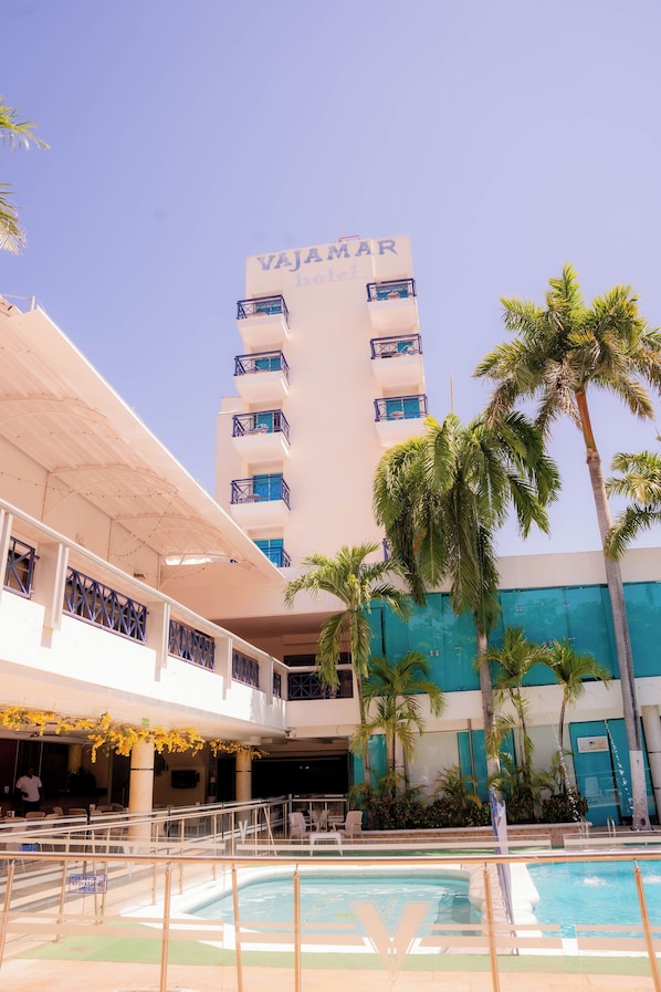 Vista frontal de la propiedad