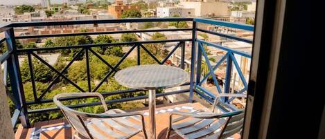 Chambre supérieure double, balcon, vue sur la cour intérieure | Bureau, espace de travail pour ordinateurs portables