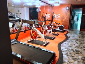 A gym with stationary bikes, a treadmill, and exercise equipment. - GIO Hotel Vajamar Valledupar (Valledupar)
