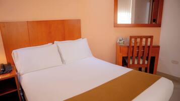 Basic Room | Desk, laptop workspace, free WiFi