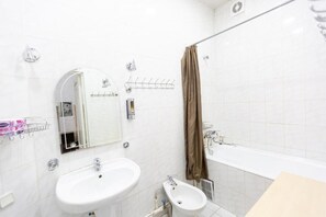 Chambre Quadruple, vue cour intérieure | Salle de bain | Chaussons