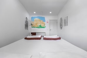 Habitación doble, vistas al patio | Tabla de planchar con plancha y wifi gratis