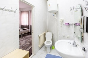 Quadruple Room, Courtyard View | Bathroom