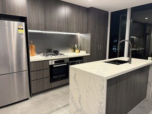 Een koelkast, een microgolfoven, een oven, een kookplaat