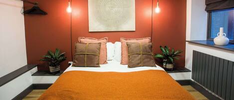 1 chambre, bureau, fer et planche à repasser, lit parapluie