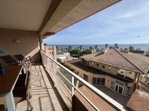 Outdoor dining - Cap Hermès, magnificent sea view, swimming pool access for this accommodation, 4 people, air conditioning, private parking, direct access to the beaches (Fréjus)