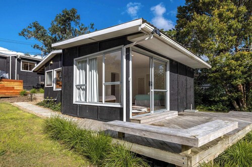 The Onetangi Gathering – Beach, Family, Connection