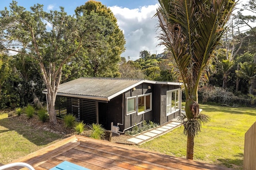 The Onetangi Gathering – Beach, Family, Connection