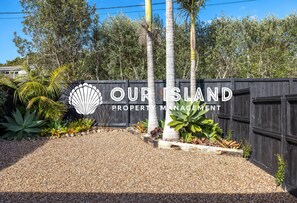 Property grounds - The Onetangi Gathering – Beach, Family, Connection (Waiheke Island)