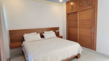 8 bedrooms, WiFi, bed sheets