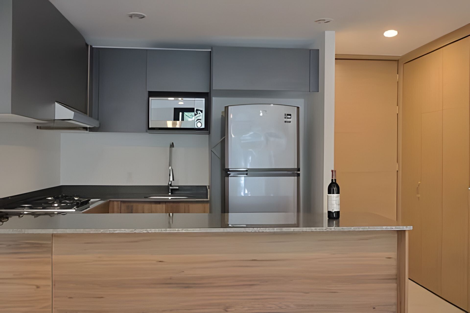 Kjøleskap, mikrobølgeovn, kaffetrakter/tekoker og kjøkkenutstyr