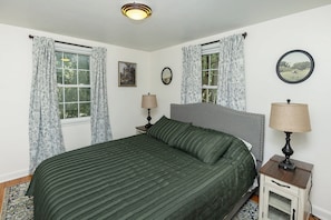4 bedrooms, WiFi, bed sheets - Whispering Pines 4BR-3BA Charming Family-Sized in Ames (Ames)