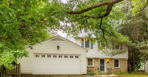 Whispering Pines 4BR-3BA Charming Family-Sized in Ames
