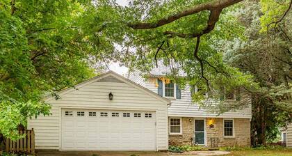 Whispering Pines 4BR-3BA Charming Family-Sized in Ames