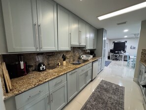 Mikrowelle, Ofen, Herdplatte, Geschirrspüler