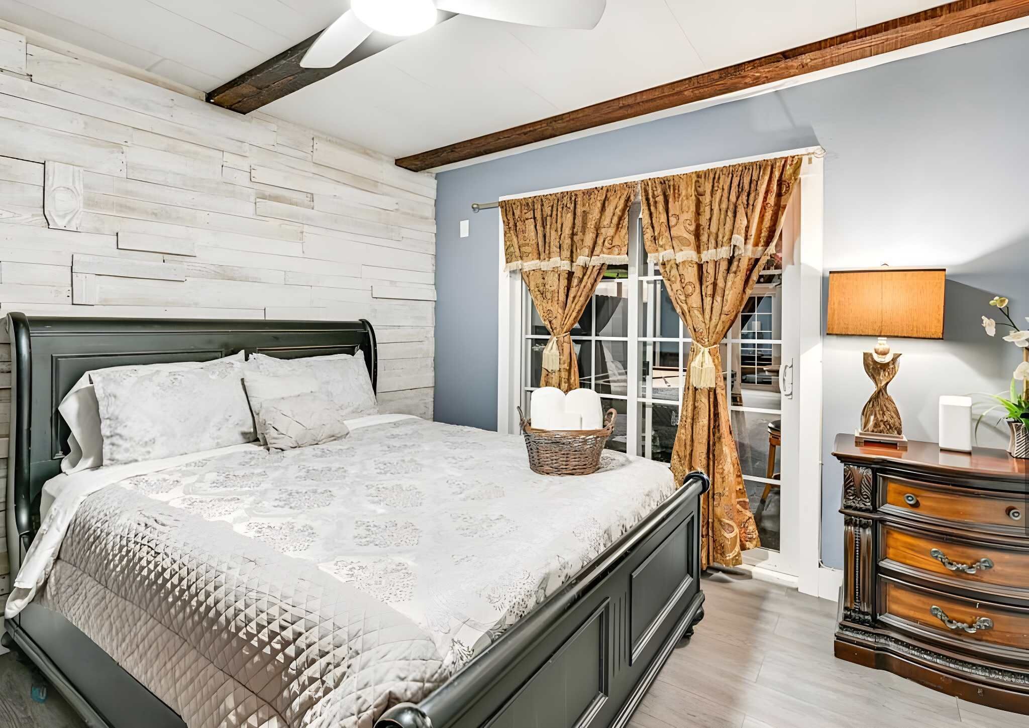 3 bedrooms, iron/ironing board, WiFi, bed sheets