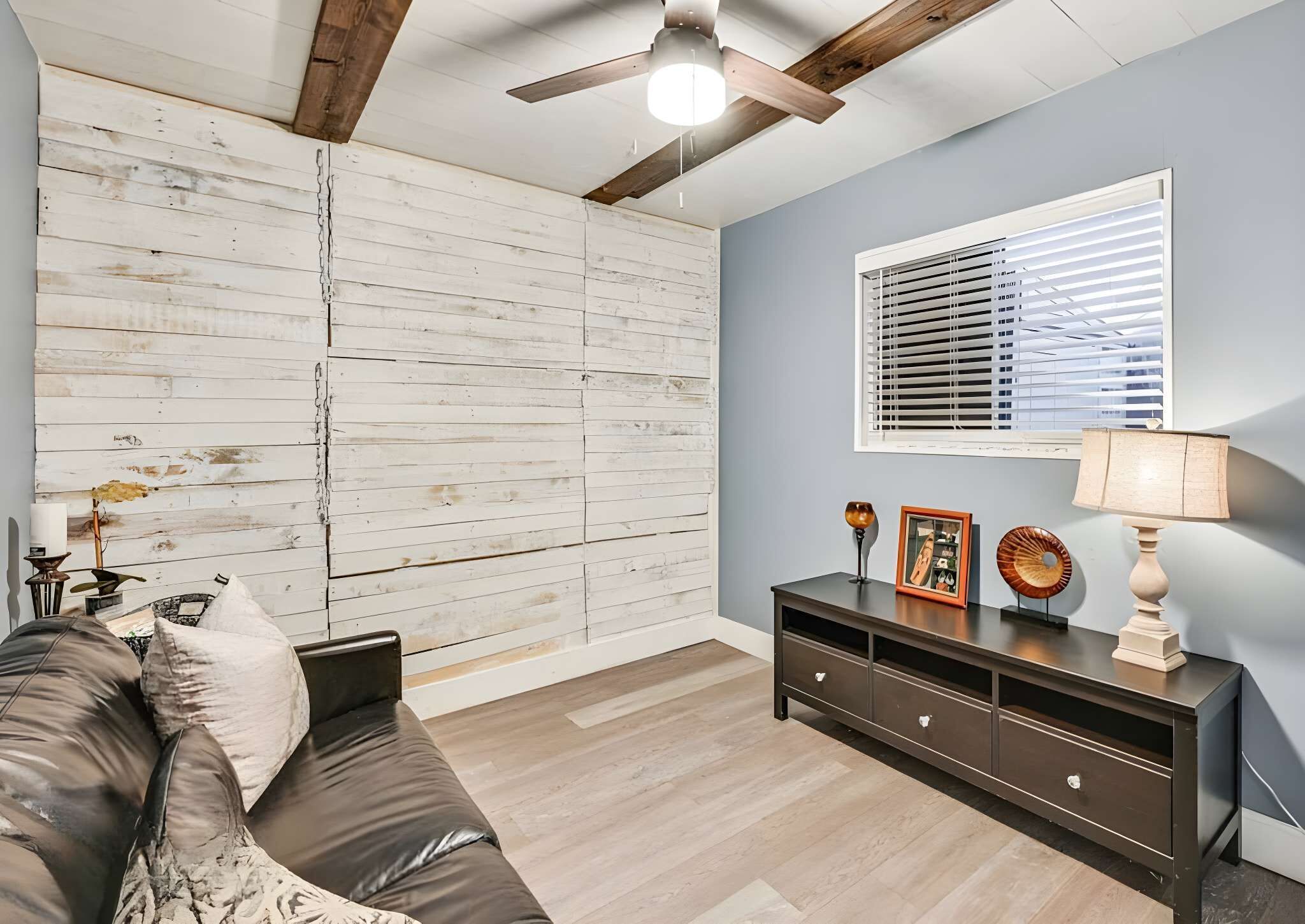 TV, fireplace, offices