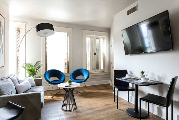 テレビ、書斎 / ワークスペース