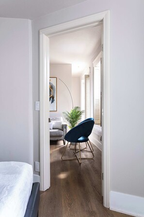 Tabla de planchar con plancha, wifi y ropa de cama